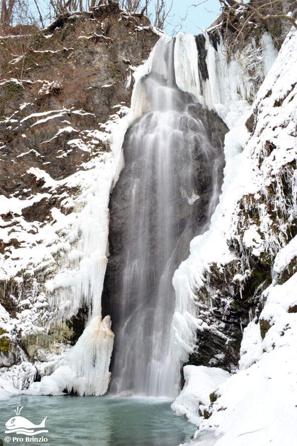 cascata del pesegh invernale